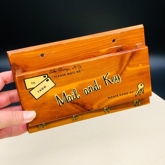 Vintage Wooden Mail & Key Hooks Wall Pocket: Mid-Century Lake George Souvenir - Picture 4 of 12